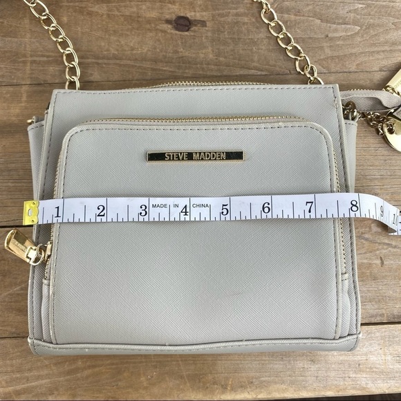 Steve Madden light gray crossbody bag with gold chain strap hardware - Picture 9 of 13